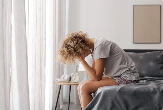Perimenopauza a noční buzení: jak kolísání hormonů narušuje spánek